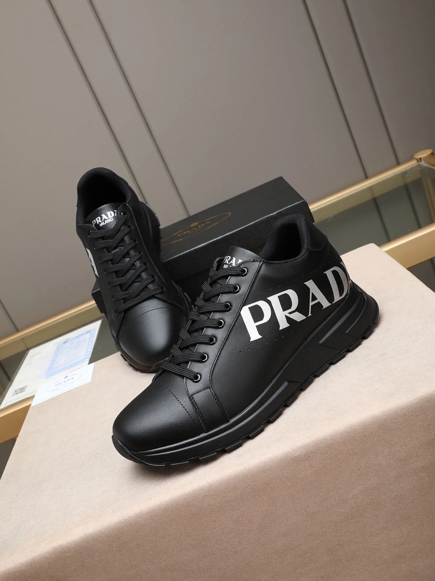 Men's shoes 💰460 PRADA's new model is on the market, the picture above is a must-sell! Fashionable casual men's shoes, trendy and versatile, relaxed and sporty style, imported cowhide leather uppers 3D printed and ultra-fine workmanship. Light and comfortable on the feet, available in 5 colors! 38-44(45 customized)